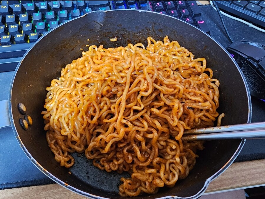 지금 맛있는거 먹고있는중_2.jpg