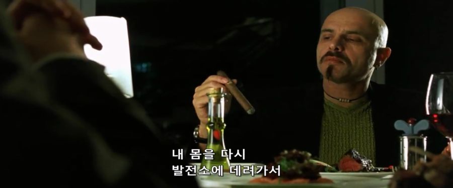 영화속 끔찍한 현실을 잊고 싶다는 남자_1.jpg