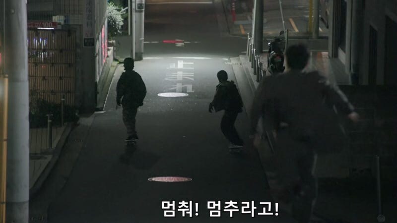 어둠을 쫓다가 어둠에 잡아먹힌 남자_8.jpg