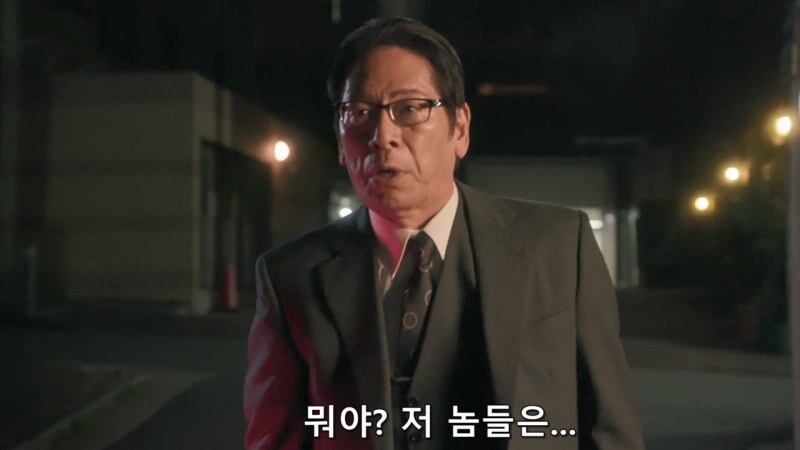 어둠을 쫓다가 어둠에 잡아먹힌 남자_9.jpg