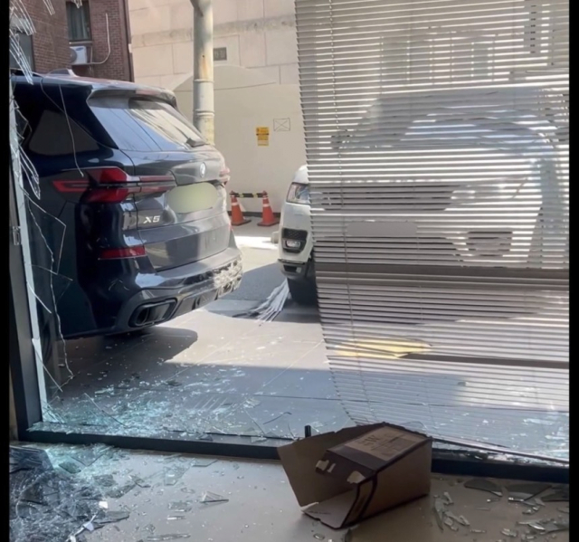 image.png 강남서 레인지로버가 상가에