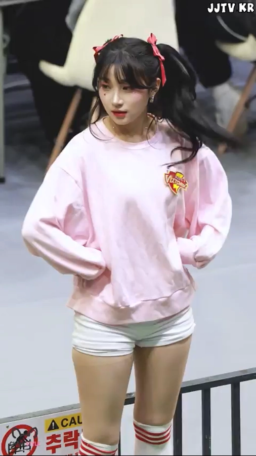 반도의 양갈래 머리 치어리더 gif_1.webp