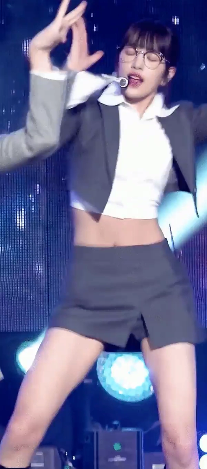 호불호 갈리는 복장 gif_2.webp