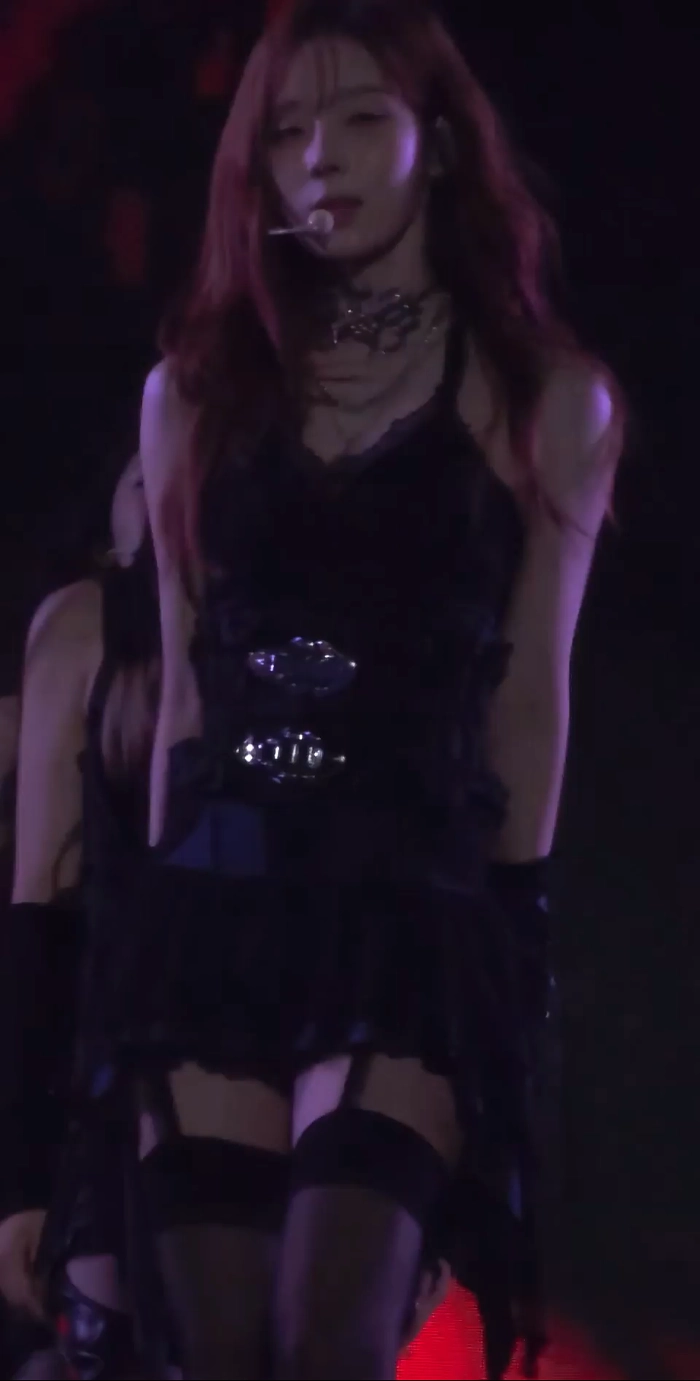 가터벨트 착용한 아이돌 gif_2.webp