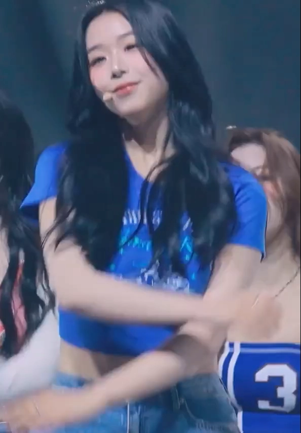 침대에 누운 아이돌 gif_2.webp