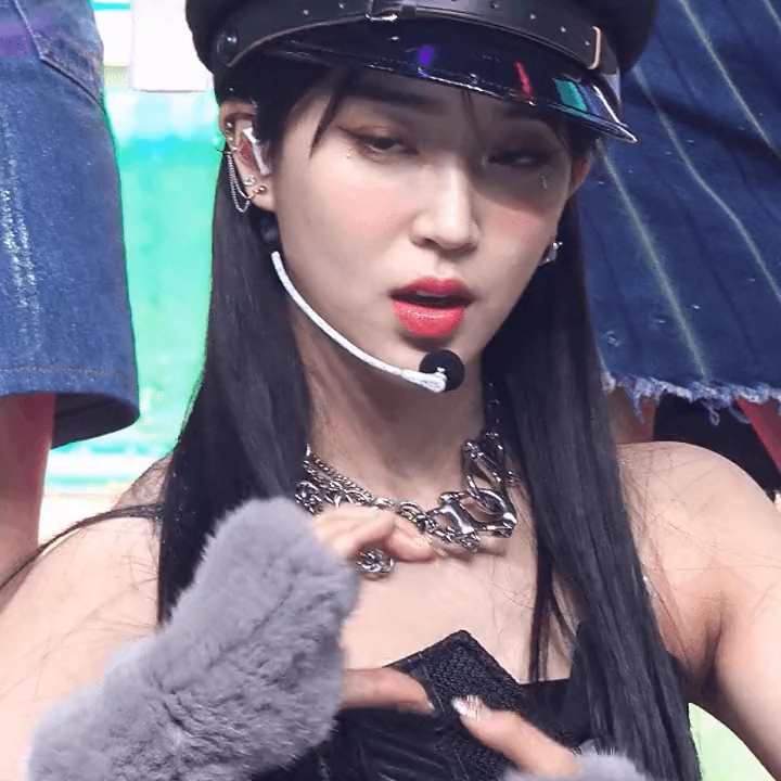 팔 드는 누나 gif_1.webp