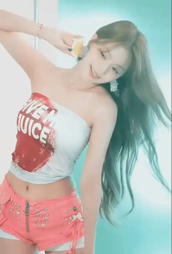 호불호 갈리는 복장 gif_2.webp