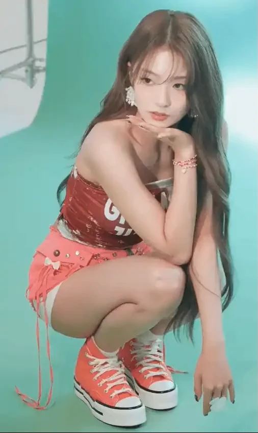 호불호 갈리는 복장 gif_3.webp