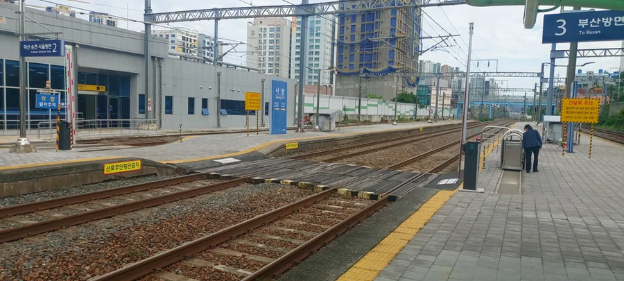 열차 출발 15분이 되도 문 안 열어준 역_2.webp