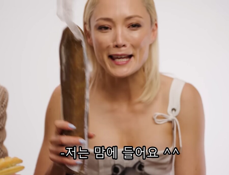 거대한 소세지를 벗기며 만족하는 맨티스 누나_6.jpg