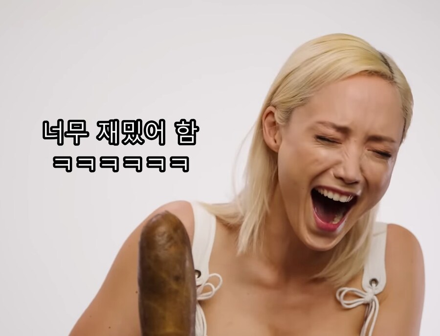 거대한 소세지를 벗기며 만족하는 맨티스 누나_24.jpg