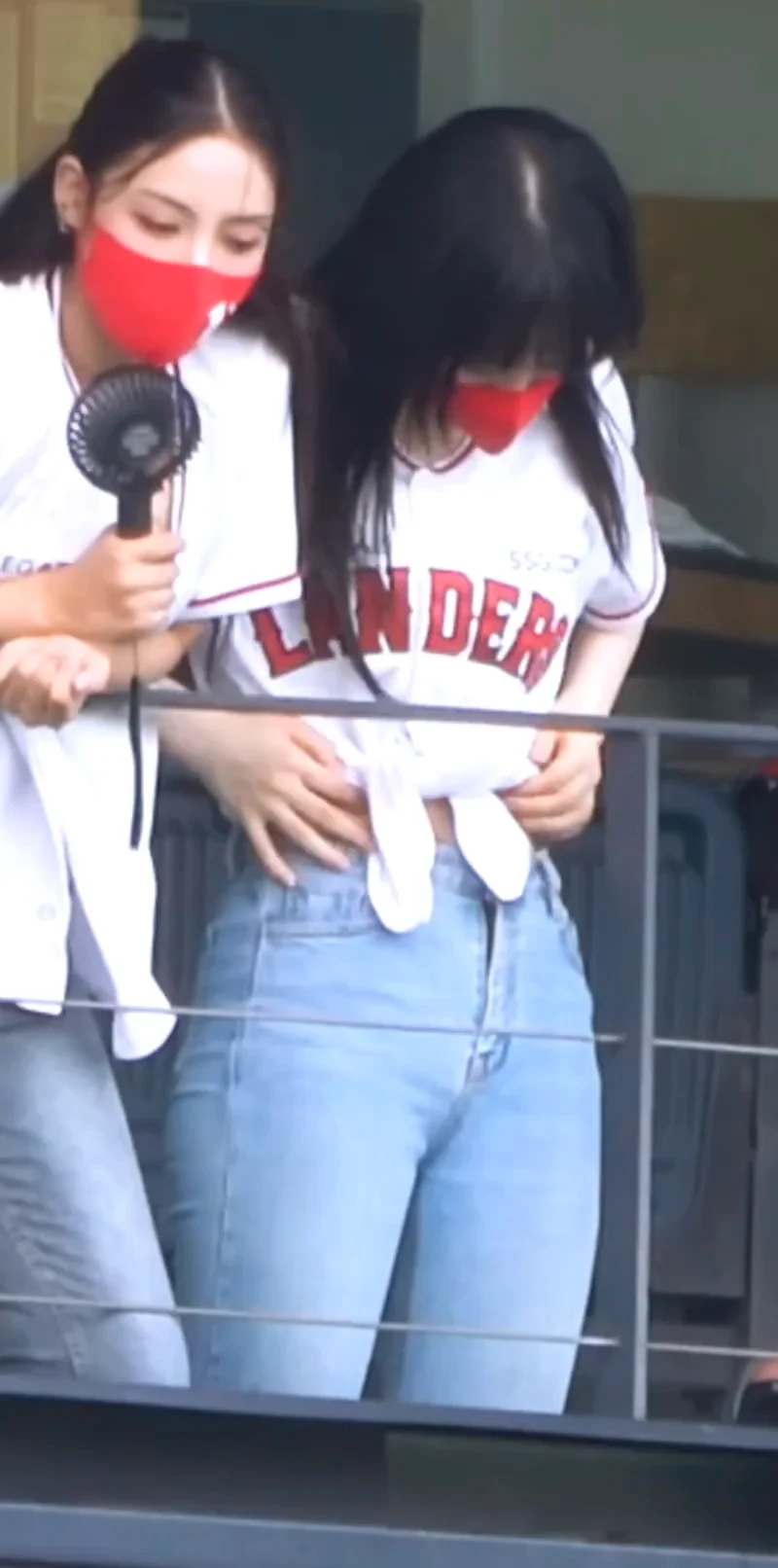청바지 입은 누나 gif_1.webp