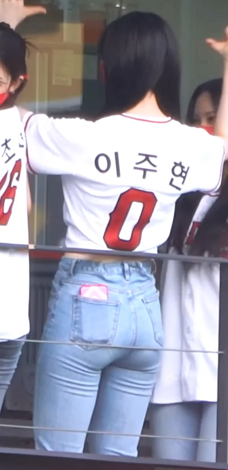 청바지 입은 누나 gif_2.webp