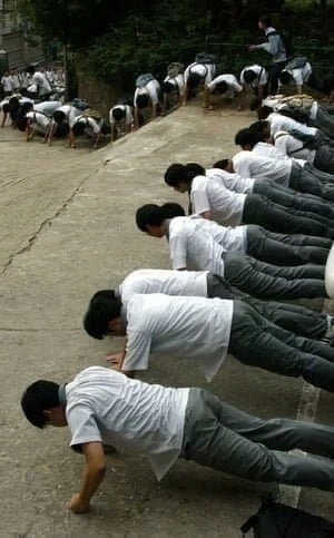 교권이 강했던 옛날 학교 모습들_2.webp