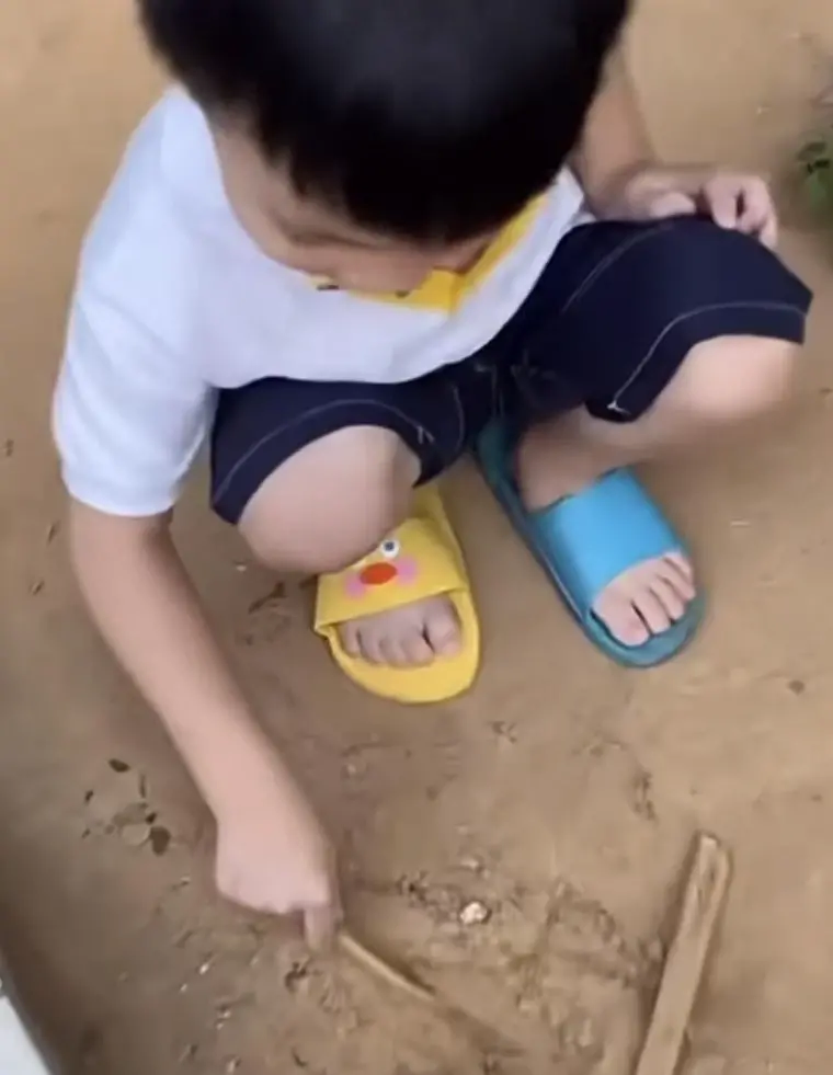 아들 슬리퍼보고 오열한 엄마 ㅠㅠ.jpg_1.webp