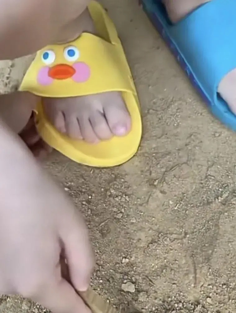 아들 슬리퍼보고 오열한 엄마 ㅠㅠ.jpg_2.webp