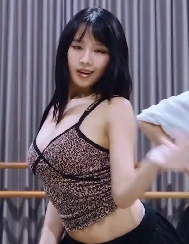호불호 갈리는 복장 gif_2.webp