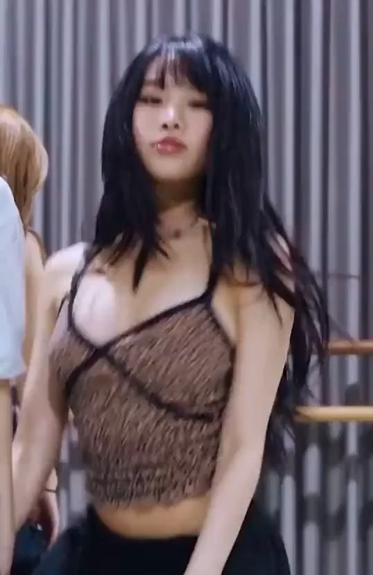 호불호 갈리는 복장 gif_1.webp