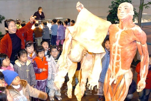 국내에 첫 인체의 신비전 들어왔을땐 진짜 광기 시절이였음_2.jpg