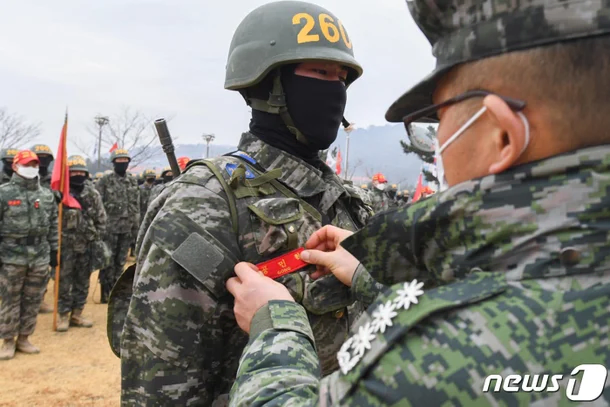 각국의 부대 개성을 유지하고 있는 독특한 아이템들_2.webp