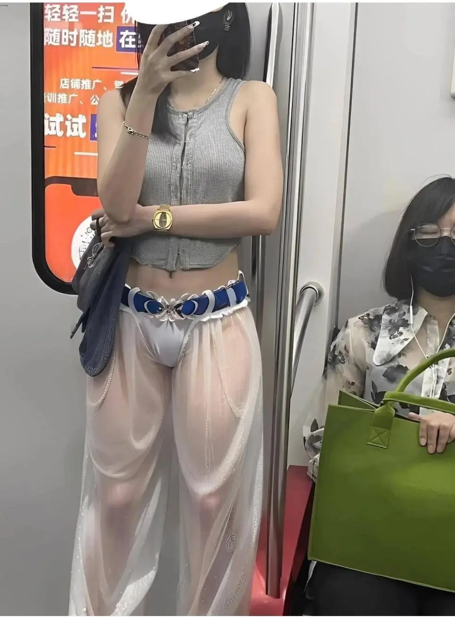 시대를 앞서간 지하철 패션_1.webp