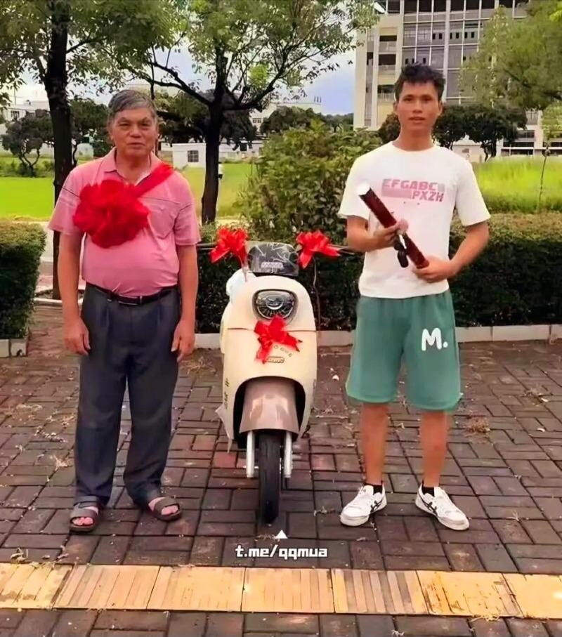 선물로 전기오토바이를 사준 아버지_1.jpg