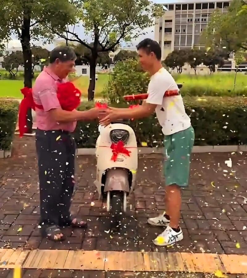 선물로 전기오토바이를 사준 아버지_2.jpg