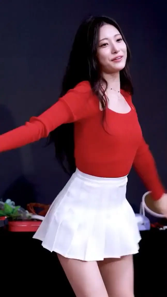 치마가 짧은 복장 gif_1.webp