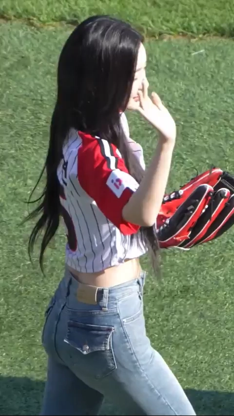 시구하는 아이돌의 몸매 gif_3.webp