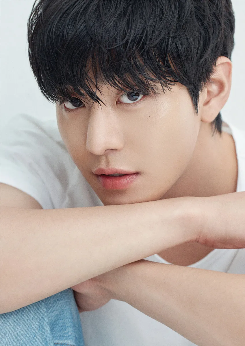 케이팝) 진우 영어판 성우 실제 모습_2.webp