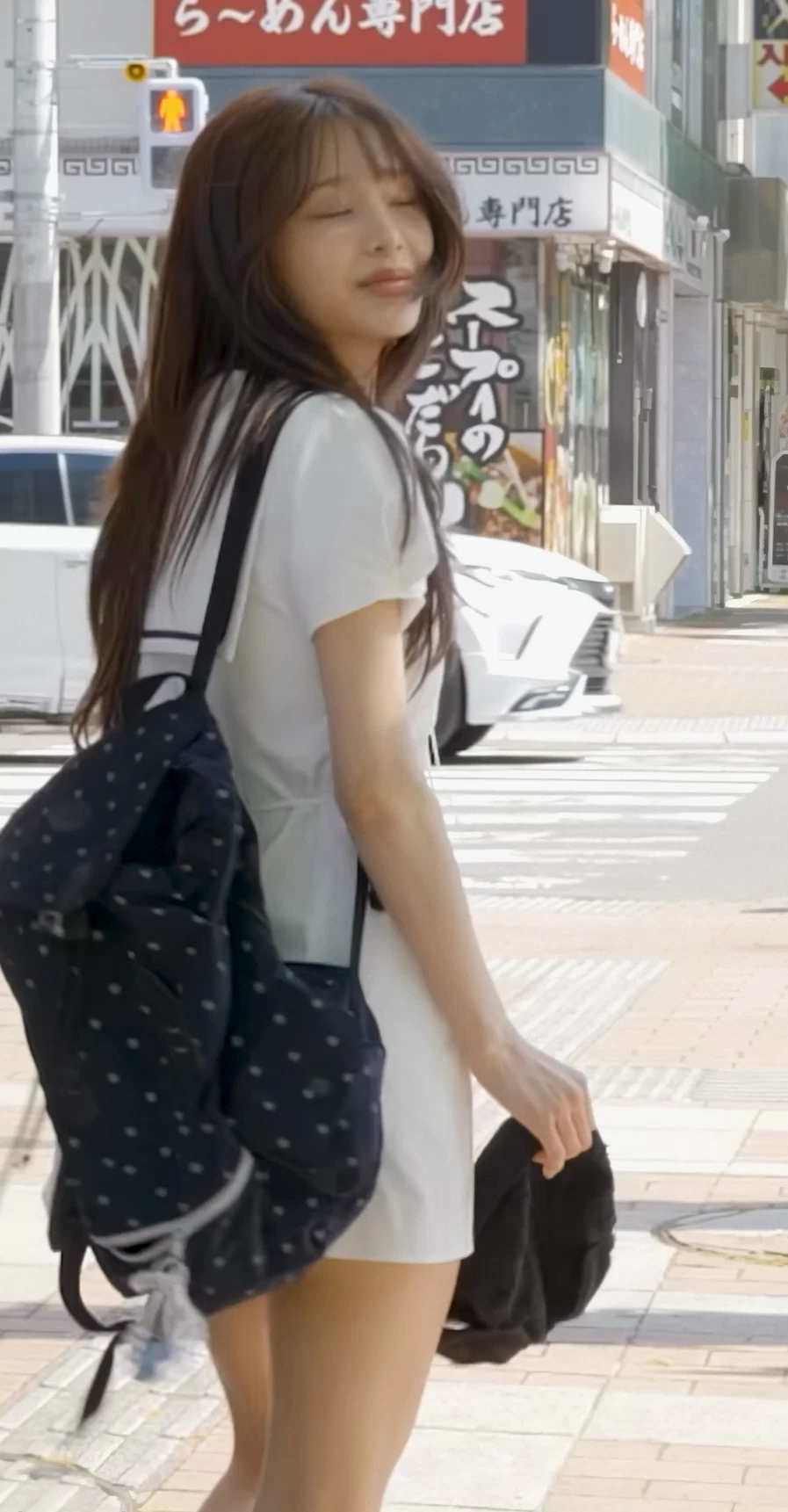 티셔츠 묶어서 크롭 만드는 츄 gif_2.webp