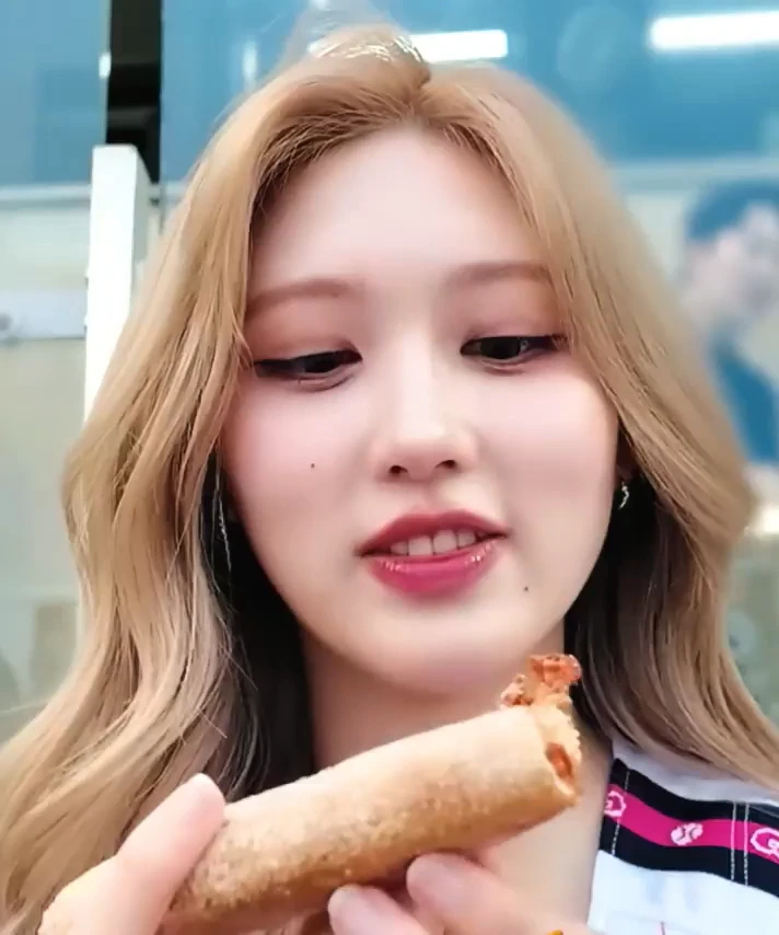 피자 먹는 누나 gif_3.webp