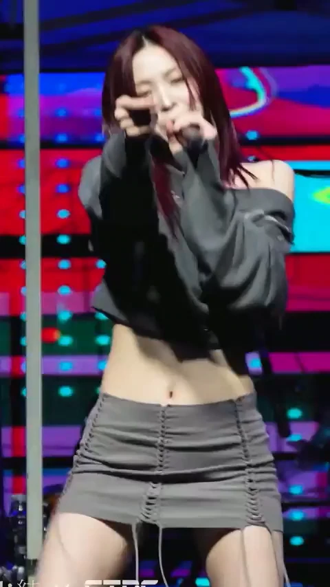 치마가 짧은 복장 gif_1.webp