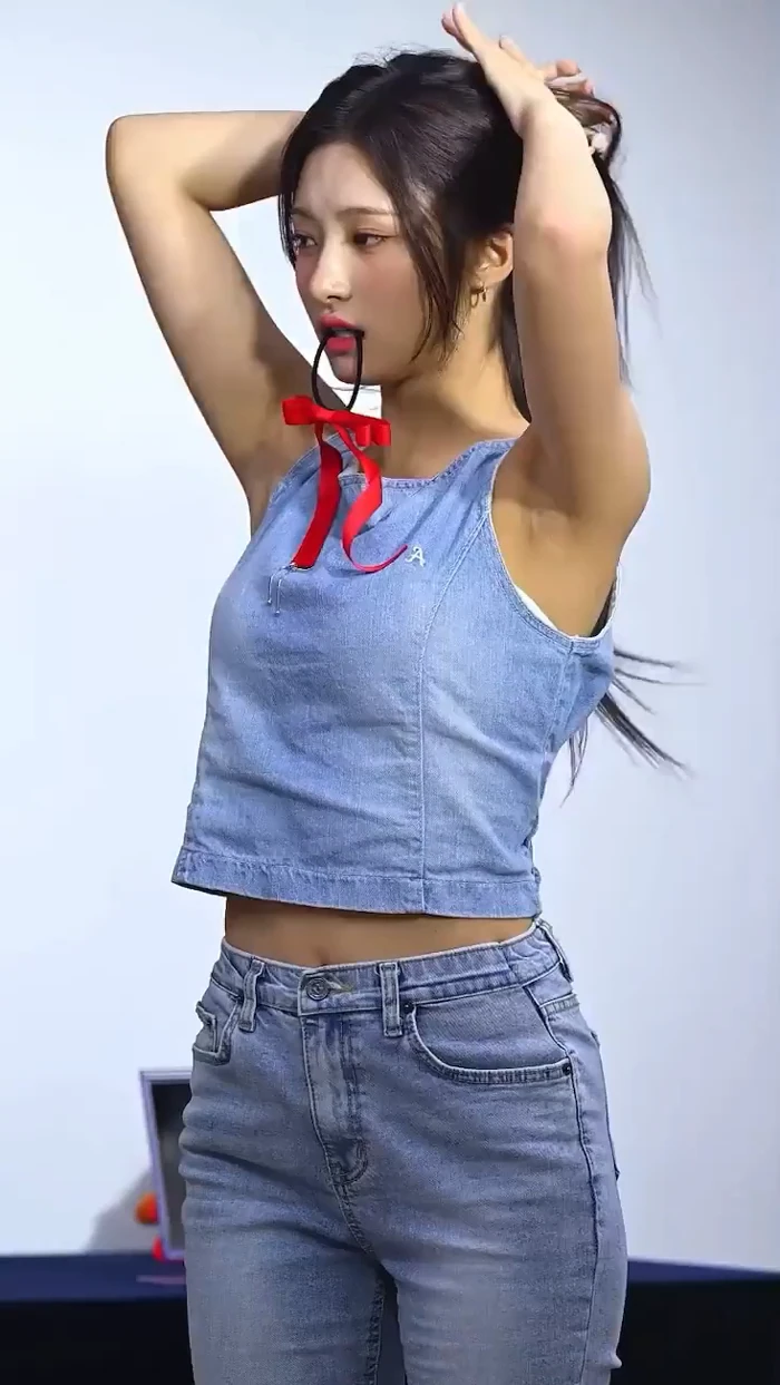 머리 묶는 07년생 아이돌 gif_2.webp