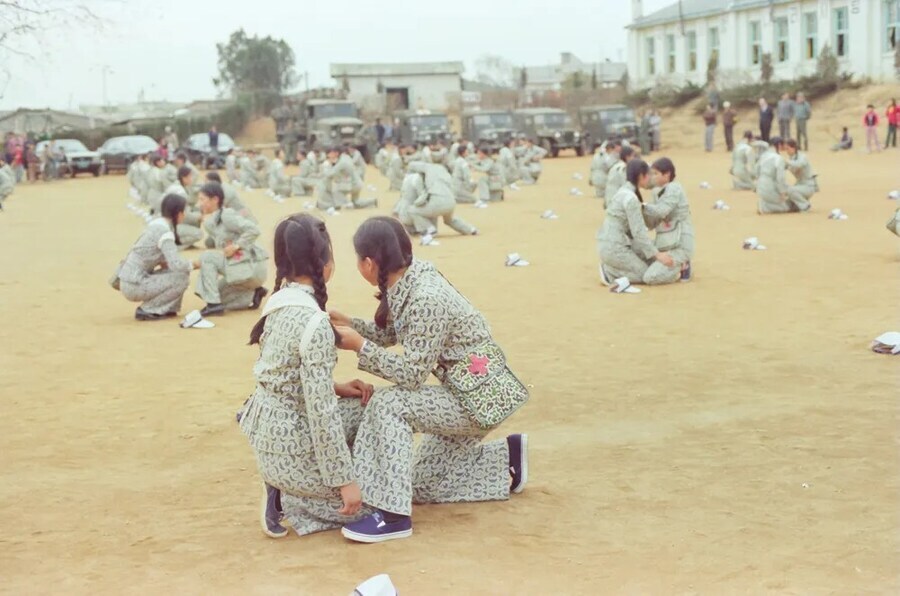 군사기술을 익힌 군필 여고생들_3.jpg