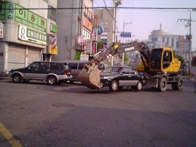 금태양이 입 막고 뒷치기하는 짤_1.jpg