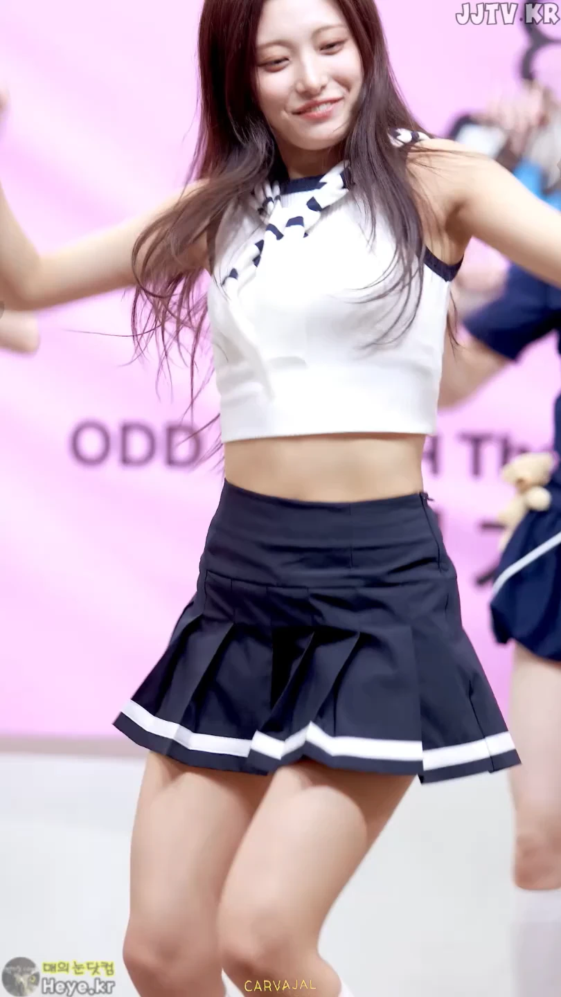 치마가 짧은 복장 gif_2.webp