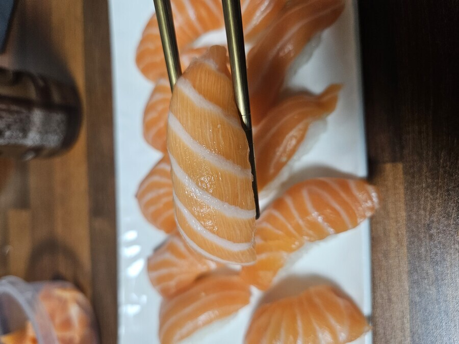 Wow 0.99$ salmon sushi!_1.jpg