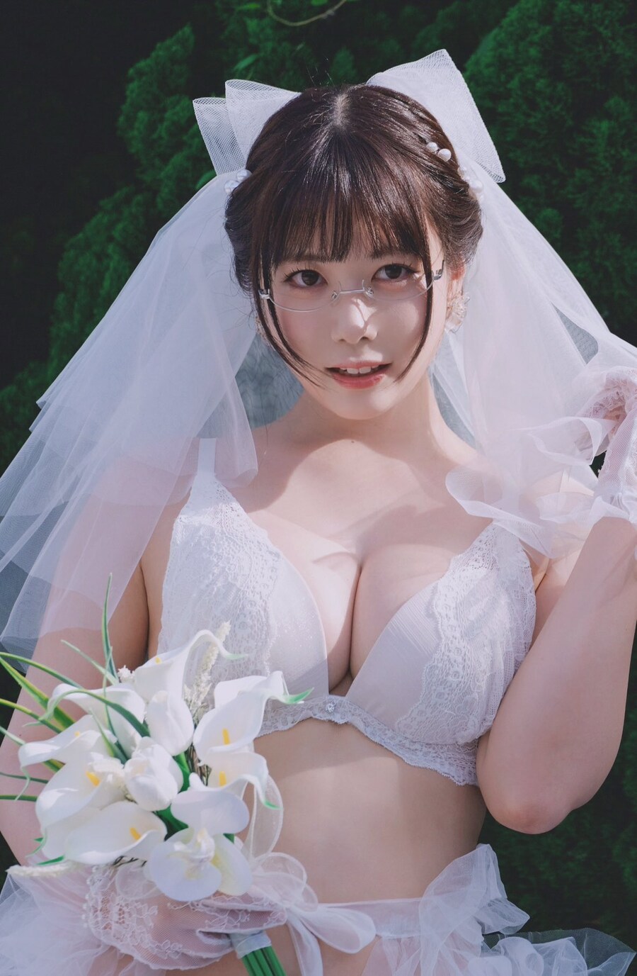 웨딩드레스와 가슴과 안경의 조합은_1.jpg