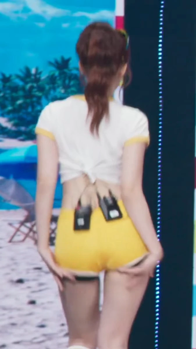 호불호 갈리는 바지 gif_2.webp