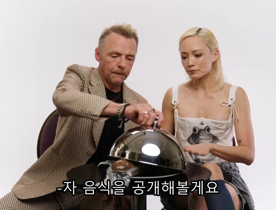 거대한 소세지를 벗기며 좋아하는 맨티스 누나_1.jpg