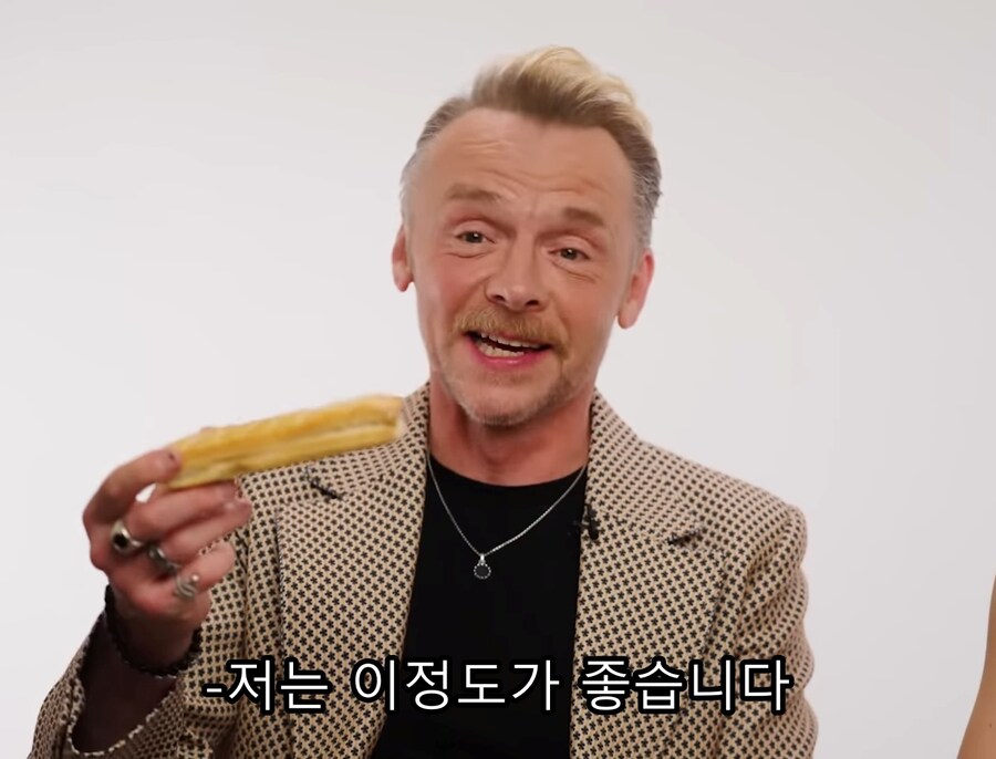 거대한 소세지를 벗기며 좋아하는 맨티스 누나_9.jpg