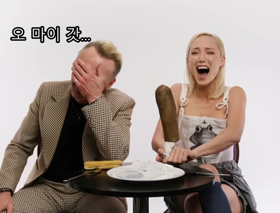 거대한 소세지를 벗기며 좋아하는 맨티스 누나_31.jpg