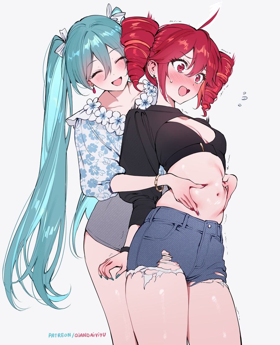테토녀 뱃살 만지는 짤_1.png