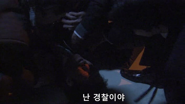 지명수배 중인 테러리스트를 쫓던 형사들_19.jpg