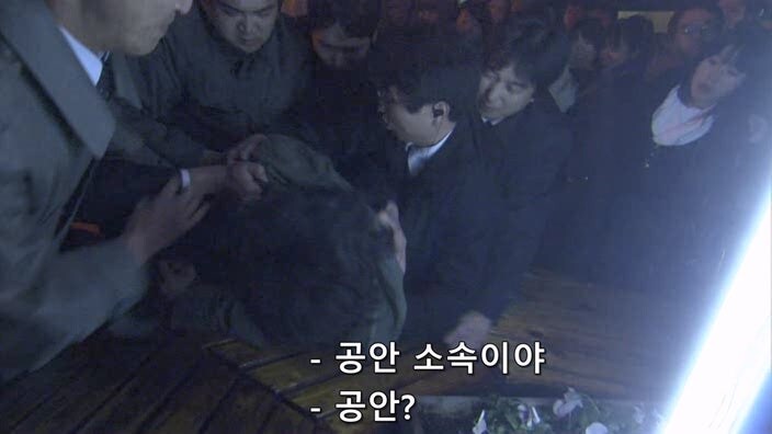 지명수배 중인 테러리스트를 쫓던 형사들_21.jpg