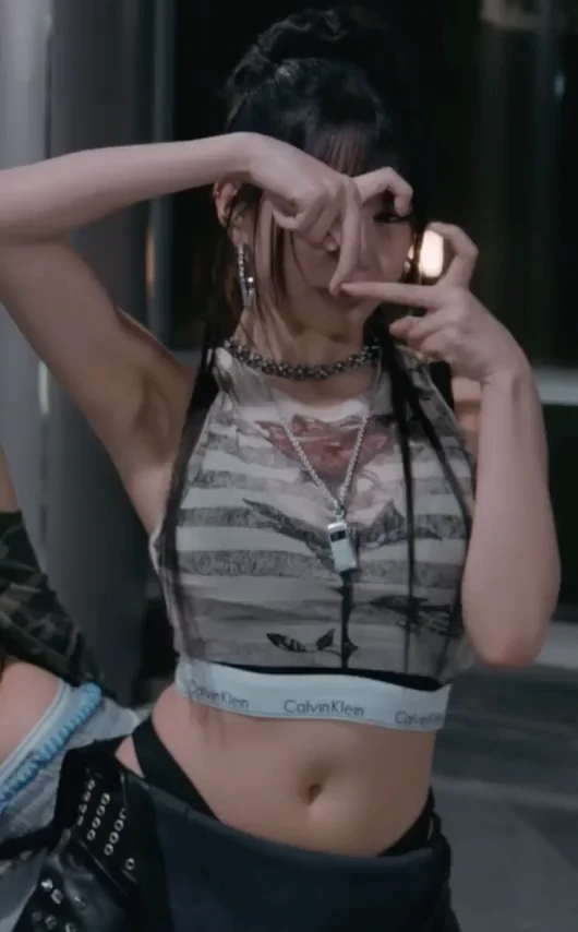 호불호 갈리는 복장 gif_1.webp