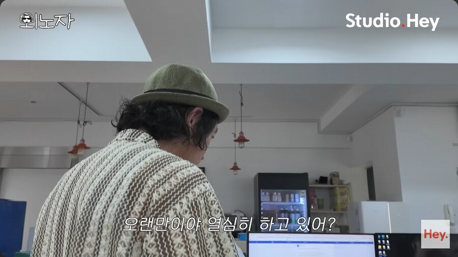 소속 회사 사무실로 출근 한 바비킴_4.png