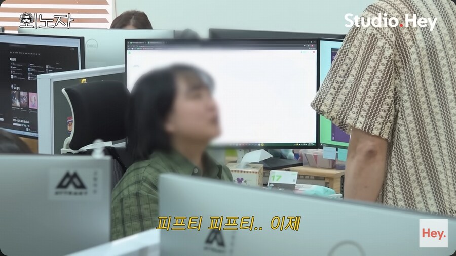 소속 회사 사무실로 출근 한 바비킴_12.png