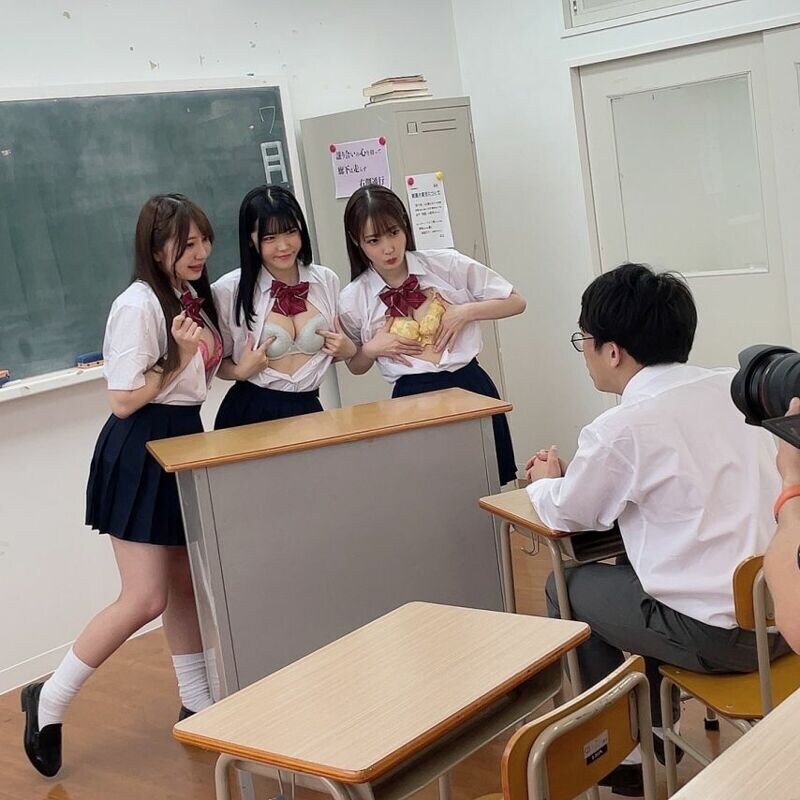 공부하는 남학생을 방해하능 여학생들_1.jpg